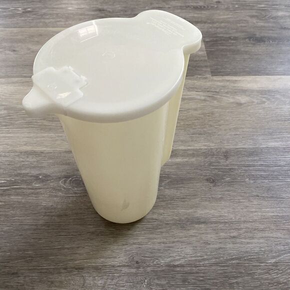 Vintage Tupperware 2 Quart Opaque Pitcher 129 With Lid And Flip Top 625 - Picture 4 of 6